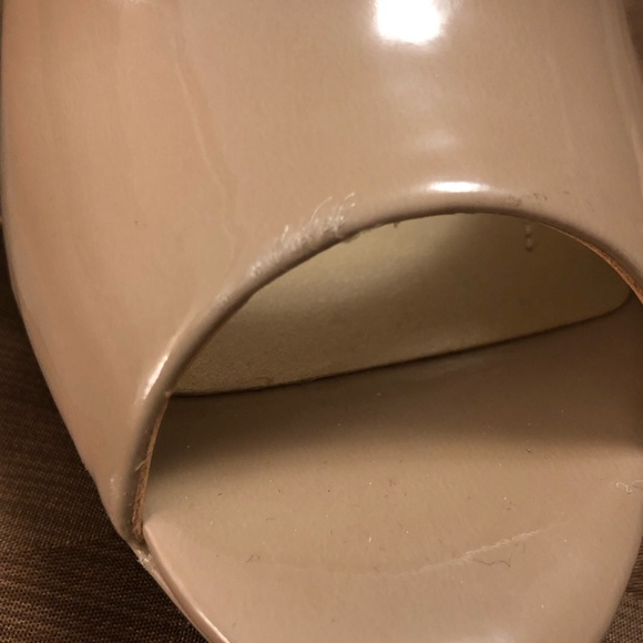 Beautiful pair of Bandolino B-flexible taupe pumps. - Picture 8 of 8